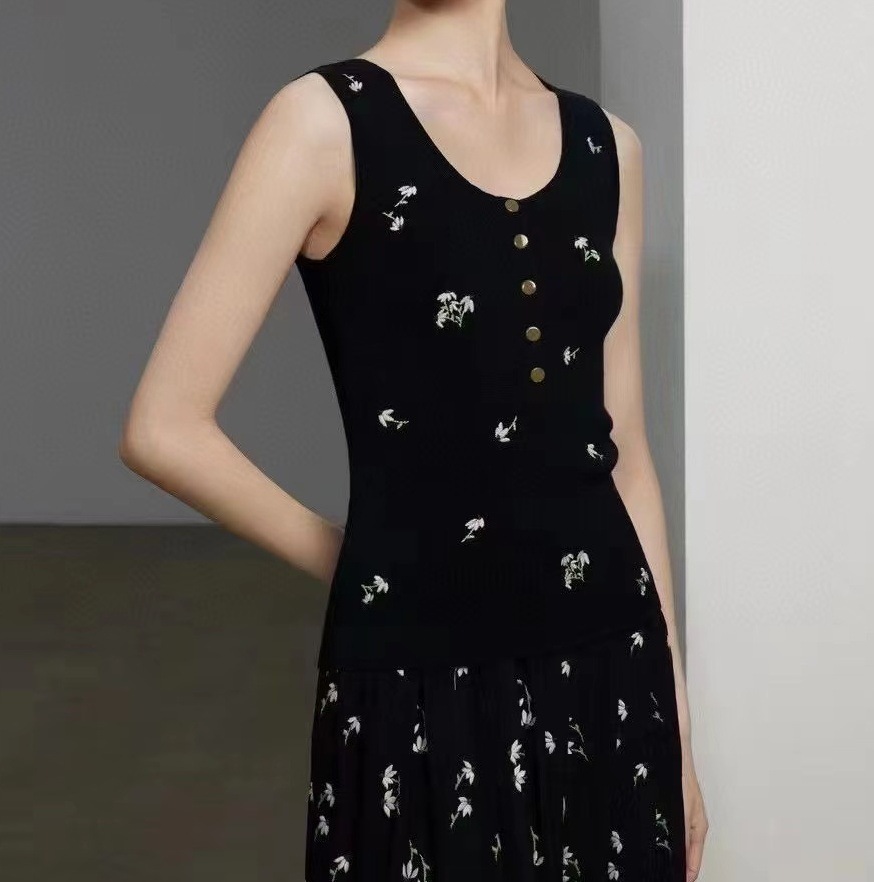Summer retro fashionable light and thin knitted vest with a round…