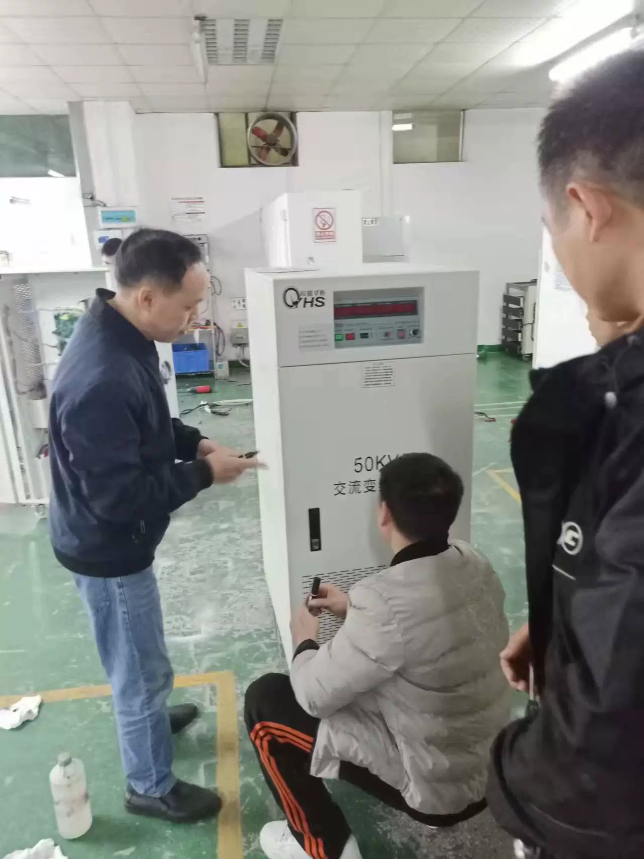 Трехфазный источник питания Ouyang Huashi с переменной частотой 50 кВА, поставляется на электростанцию в Гуанчжоу, выход Трехфазный 220 В 60 Гц