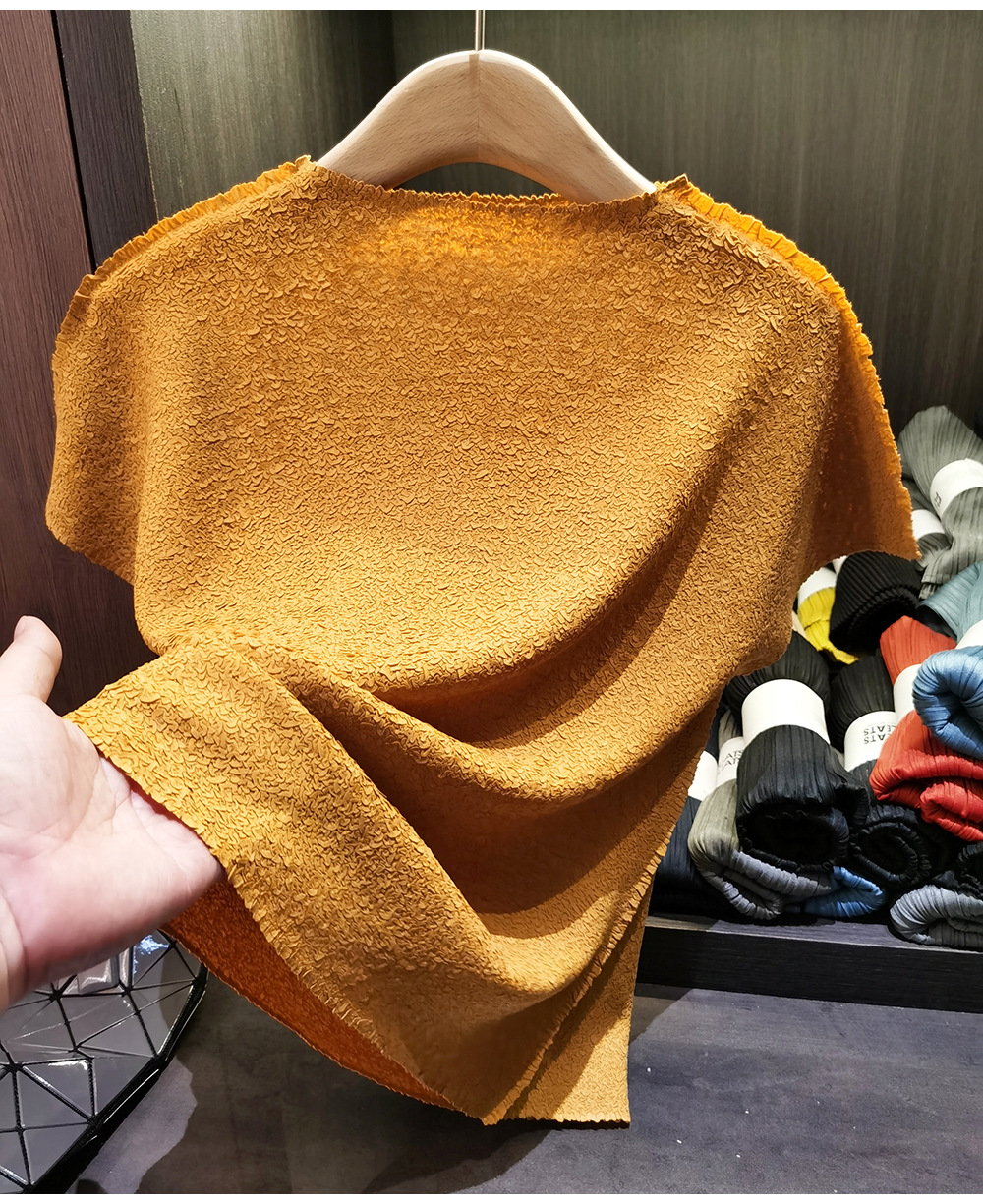 Áo thun nữ cổ đứng tay ngắn, chất liệu phối nhún tạo phồng nhẹ, form suông thoải mái — màu đen, màu xanh đậm, xanh lá cây, Gừng chi tiết 8