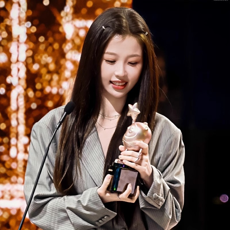 Yu Shuxin con perno de cabello metal plateado redondo, cabello de alta calidad, clips de borde, clips laterales pequeños, toque de cabeza