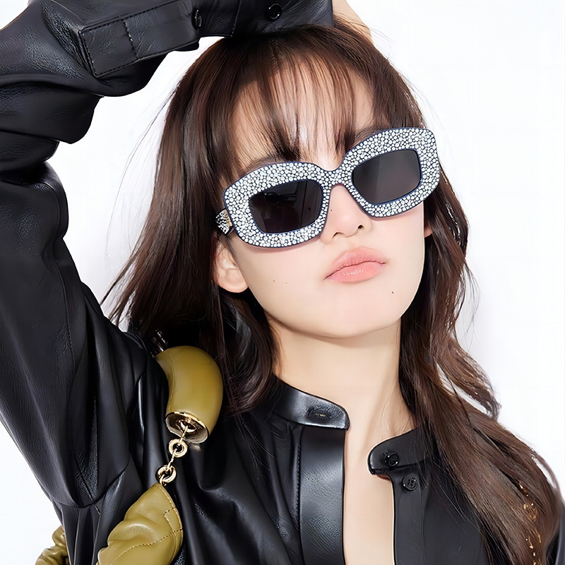 Nuevo estilo rectangular, estilo de Hong Kong, retro, diamantes, pasarela de alta gama, gafas de sol de moda, ropa de moda al aire libre, imprescindible