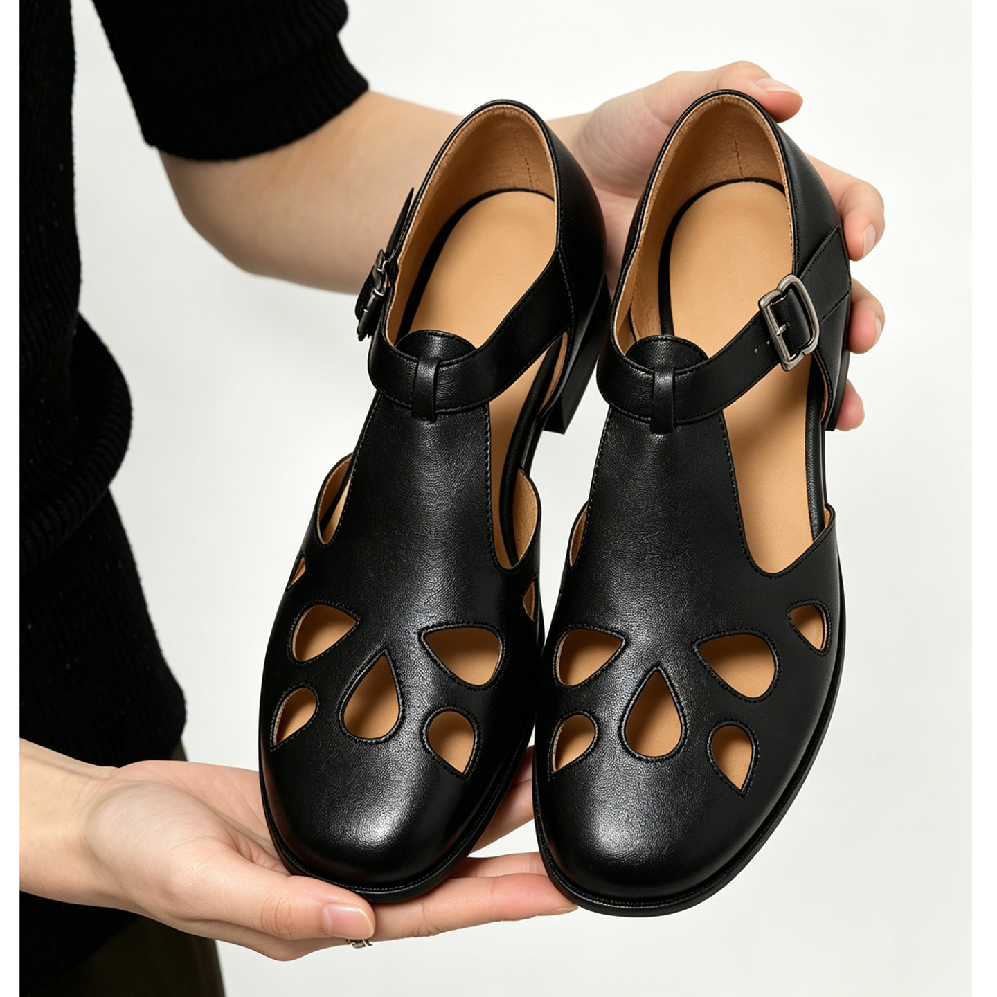 Sandal nữ da bò đục lỗ quai chữ T cổ điển, mũi kín gót bệt — màu nâu