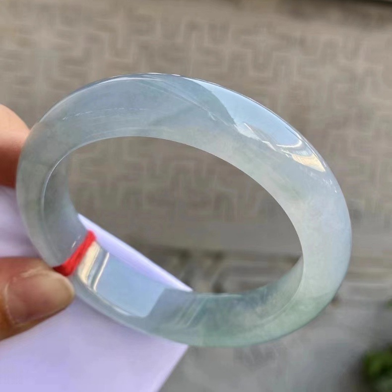 Vòng tay ngọc bích Myanmar cao cấp màu xanh nhạt băng nắng, đường kính trong 52–64 mm chi tiết 4
