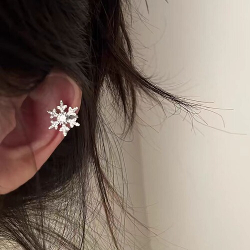 Autumn and Winter First Snow ~ Christmas Atmosphere Snowflake Sapphires Ear Cuff with Cold-Elegant Style Lightweight Ear Cuffs for No-Hole Ears
