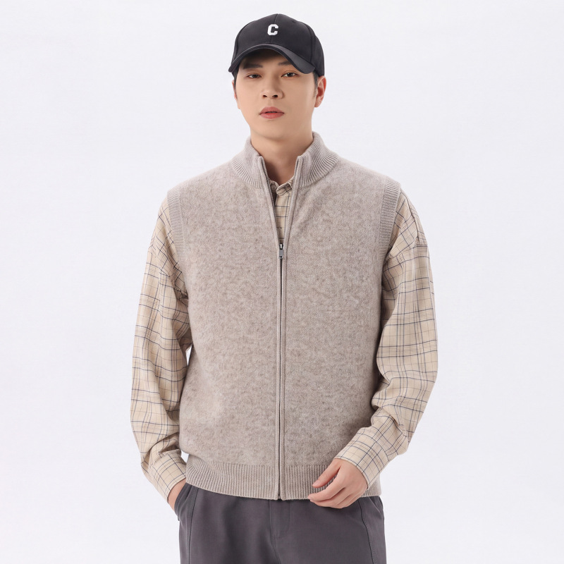 High-end, old-money style cardigan sweater vest for men, 2026 autumn/winter collection, loose-fitting, casual, stand-up collar, knitted vest jacket
