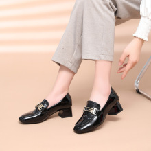 真皮漆皮低跟粗跟时尚方跟金属乐福鞋2024春新款大码现货妈妈单鞋