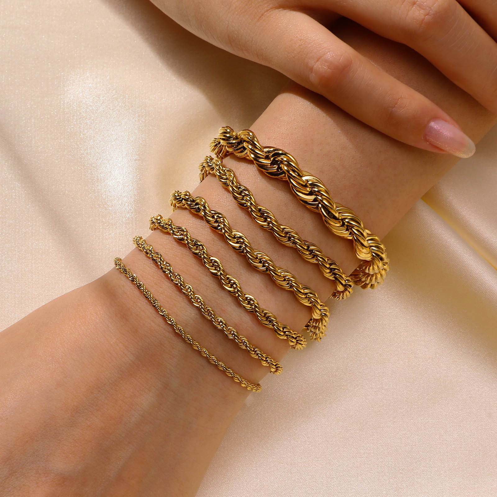 Style Classique Couleur Unie Acier Inoxydable Placage Plaqué Or 18k Bracelets display picture 2