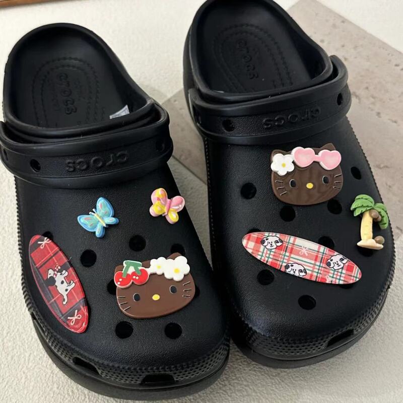 赤いリンゴの穴の靴のボタンをかじって、かわいい食べ物とボタンの靴の花の靴の表面を取り外して卸売りを飾ります。|undefined