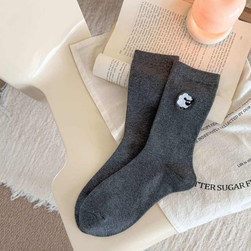 짙은 회색 양고기