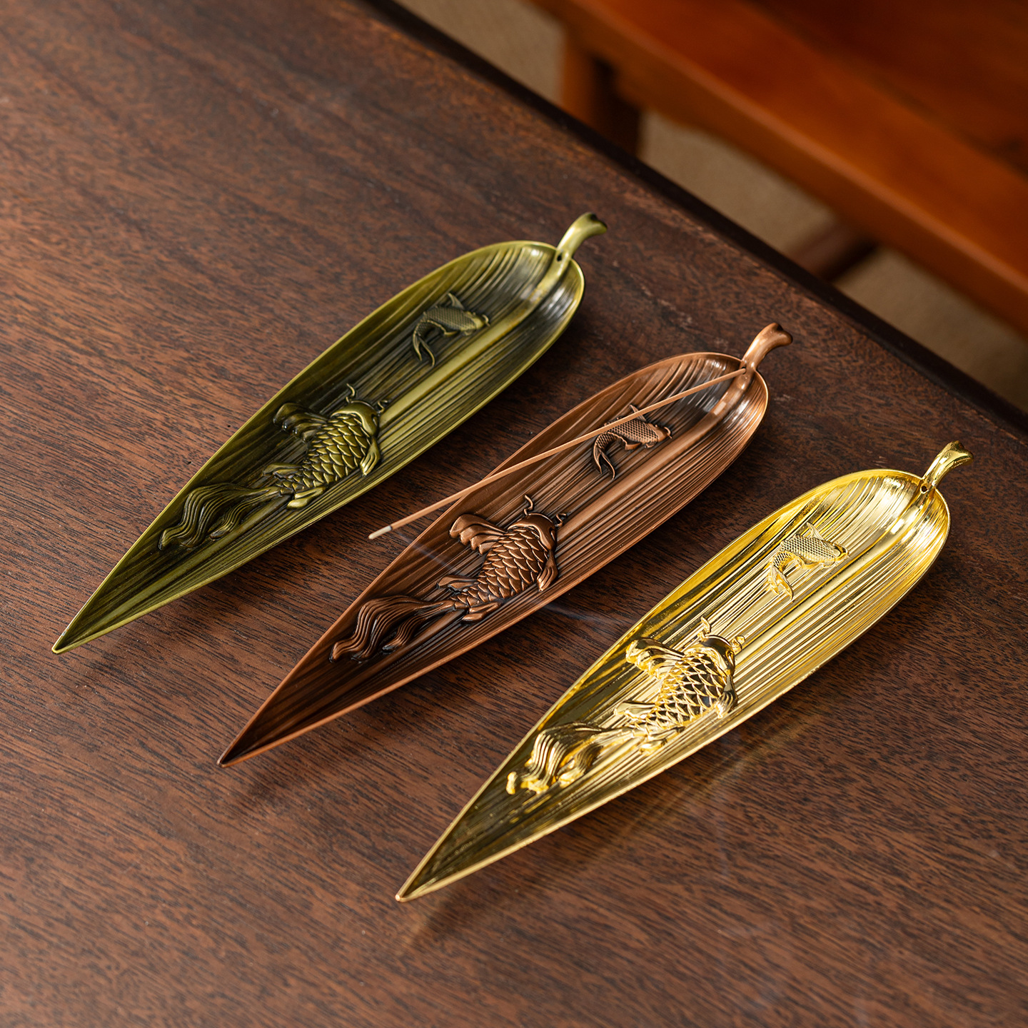 Wholesale from the Manufacturer: 28cm Alloy Leaf-Shaped Incense Holders with a Chinese Zen Style Featuring Koi Fish Playing among the Leaves, Suitable for Home Use and Tea Ceremony Decorations