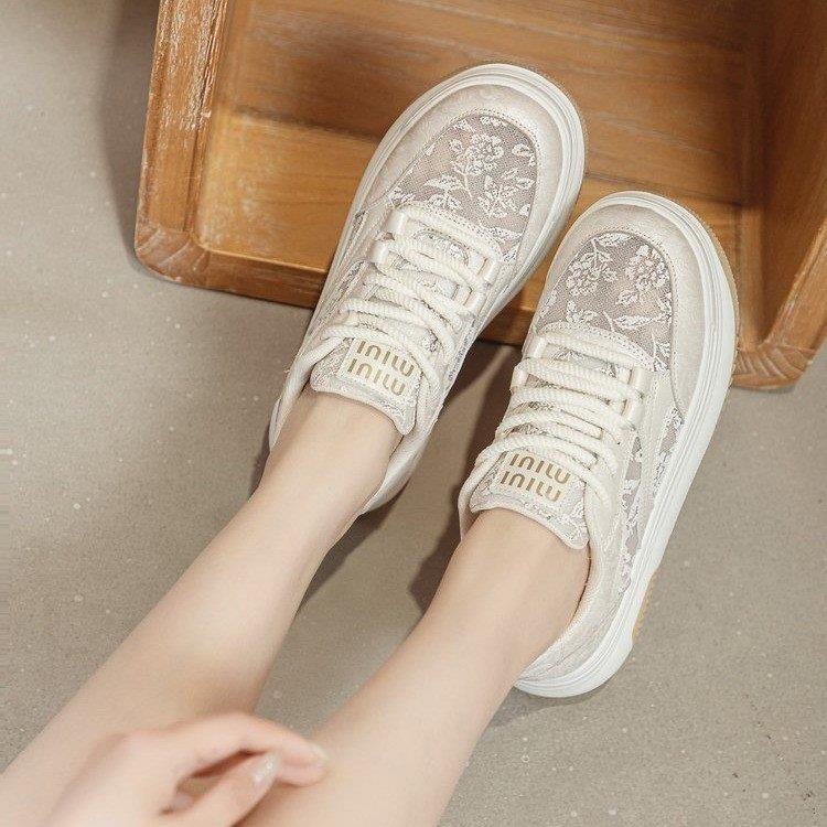 Nuevos zapatos blancos de malla hueca chinos para mujeres 2024 otoño nuevos zapatos de encaje transpirables casuales de suela suave