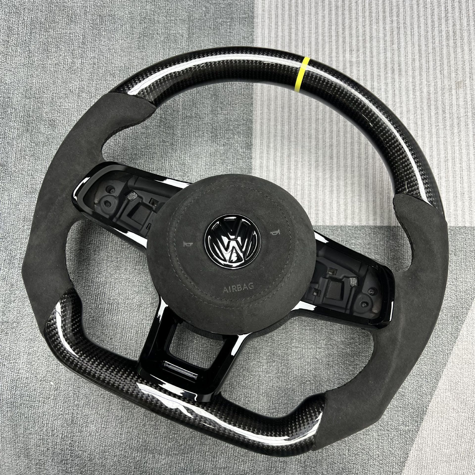 Factory customized carbon fiber steering wheel processing is suitable for Volkswagen Magotan/Sapat/Tuyue/Weilan/Polo