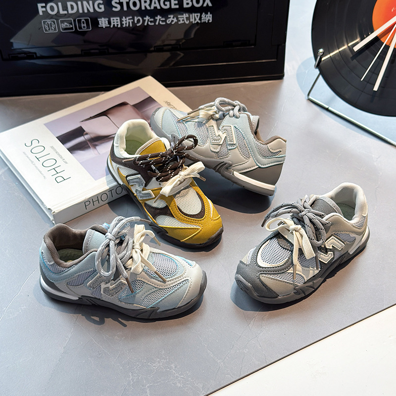 Zapatos deportivos de color para niños 2025 otoño nuevo estilo coreano de zapatos de entrenamiento de estilo antideslizante suave zapatos de carrera transpirables