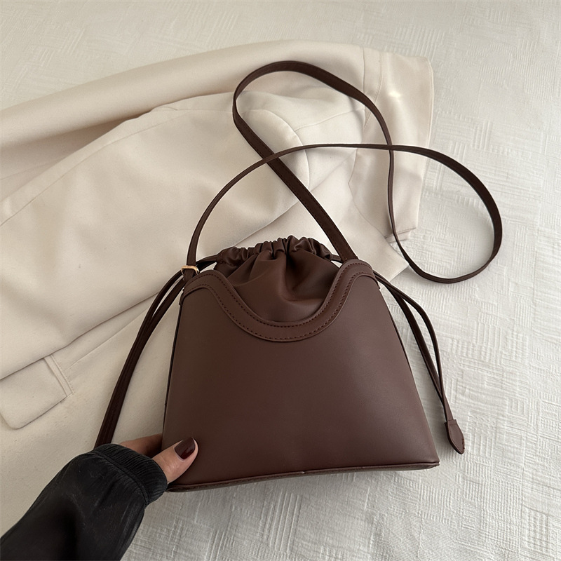 Textura retro bolso de nicho de diseño para mujeres 2024 nuevo estilo de moda moda bolso de hombro de moda bolso de cubo debajo de las axilas