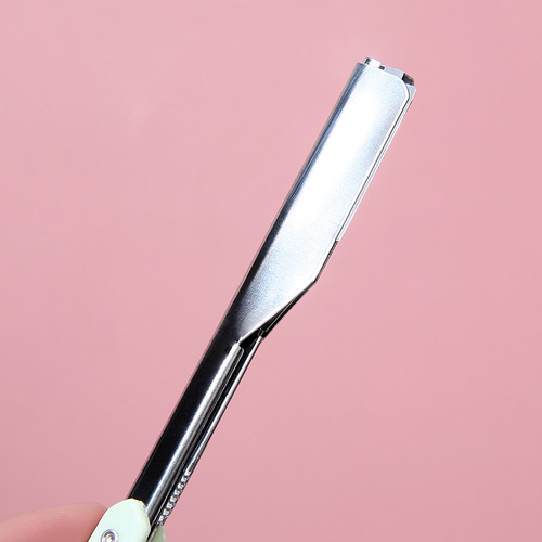The manufacturer supplies old-fashioned stainless steel folding manual razors. Men's manual razors are suitable for beginners in hairdressing.