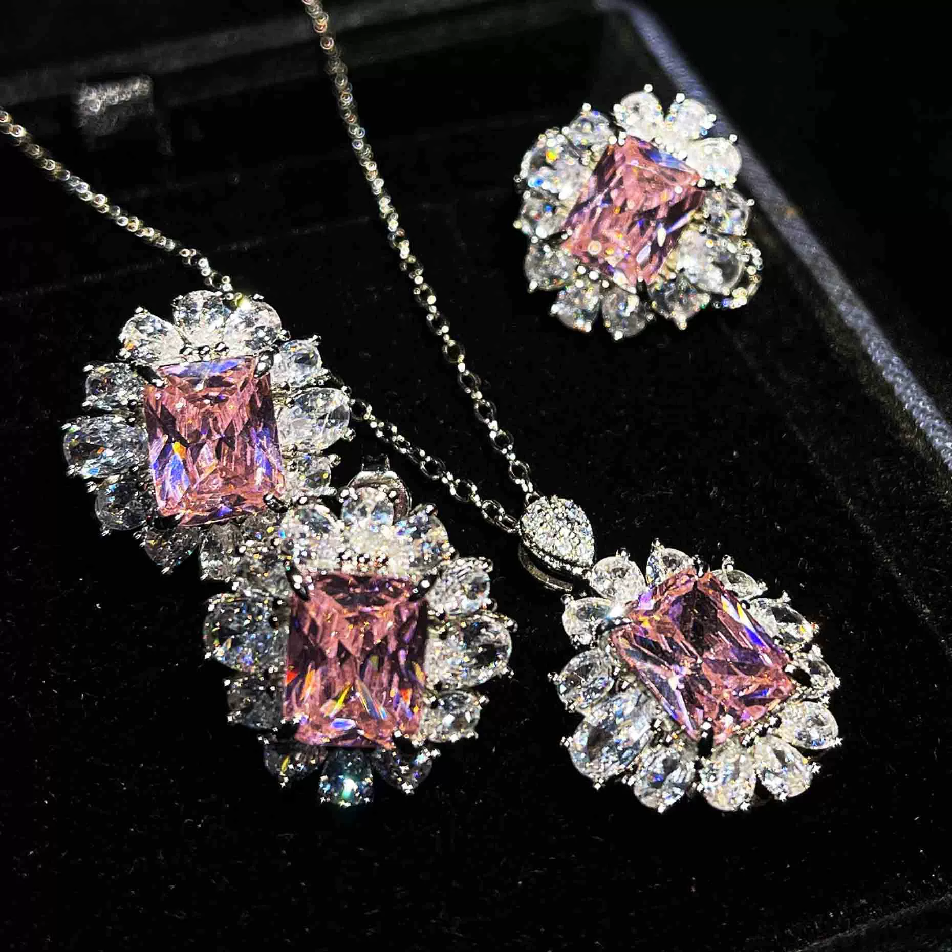 Net Red Live Caibao Set Astche Huang Diamond Topa Blue Agel Powder Diamond Ring Earrings Earrings Pendant Female