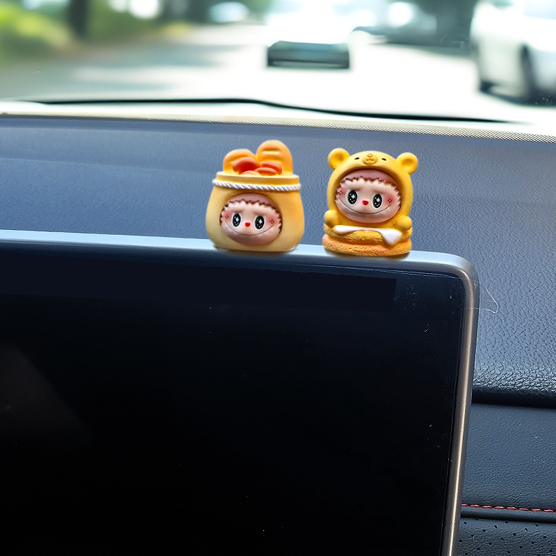 Pequeños adornos de coche dibujos animados muñeca linda creativa consola central de coche espejo retrovisor pantalla accesorios de coche