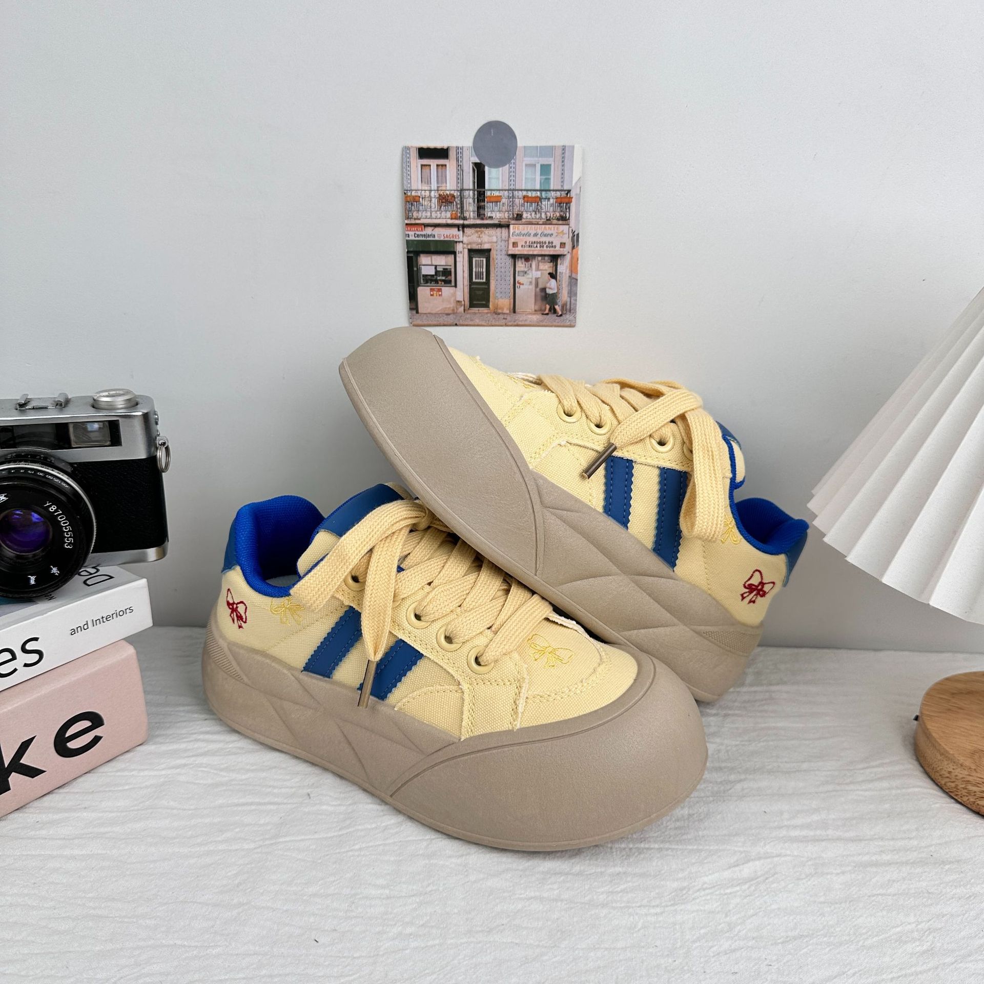 Zapatos de pan chic de onda lejana, zapatillas de nicho de moda, zapatos blancos de nuevo estilo para mujer 2025, zapatos casuales image 10