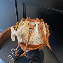 小熊印花抽绳水桶包女2025新款法式大容量单肩斜挎手提百搭包包潮