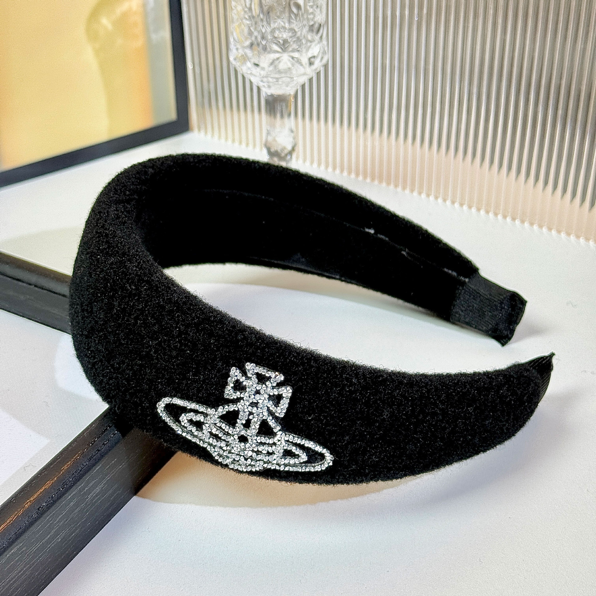 2025新型の小香風フラッシュドリル土星の広い縁のカチューシャの灰色の香港式の高級感のレトロな気質のカチューシャの神器