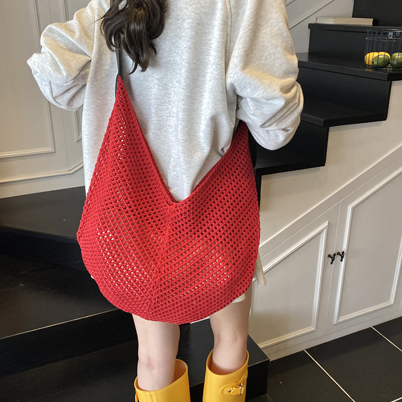 Bolso de axila de estilo explosivo de diseño hueco popular de verano 2025 nuevo bolso tejido de paja de moda bolso de playa señoras