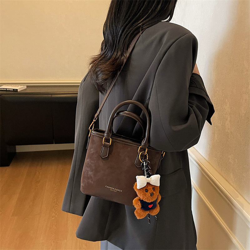 Bolso de mano esmerilado transfronterizo 2025, nuevo invierno popular bolso de cubo de moda de mujer bolso de hombro de estilo extranjero mochila