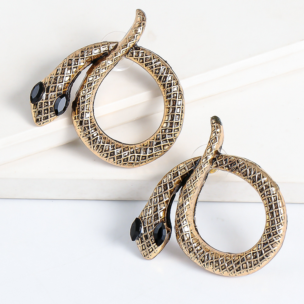 New Retro Diamond-studded Snake Earrings Wholesale Nihaojewelry display picture 5