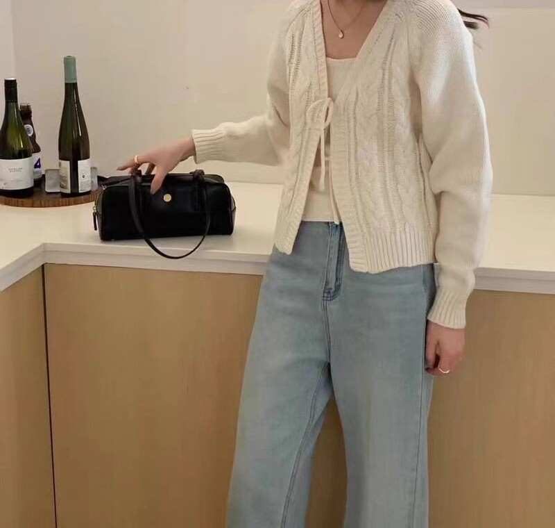 ニットのカーディガンのコートの新型の柔らかいモチモチの短いセーターの上着は丸首のひもの麻の花のマントの2セットの女性を合わせます。|undefined