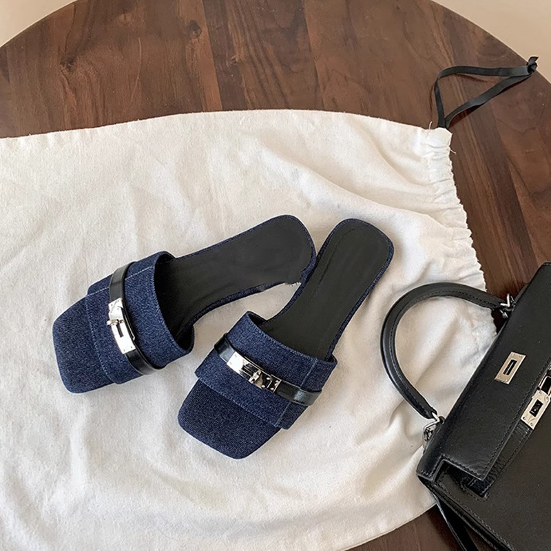 Las mismas zapatillas planas de Su Yinyin ~ Botón de bloqueo de cabeza cuadrada, pantuflas de playa de fondo plano, sandalias de mujer, uso externo