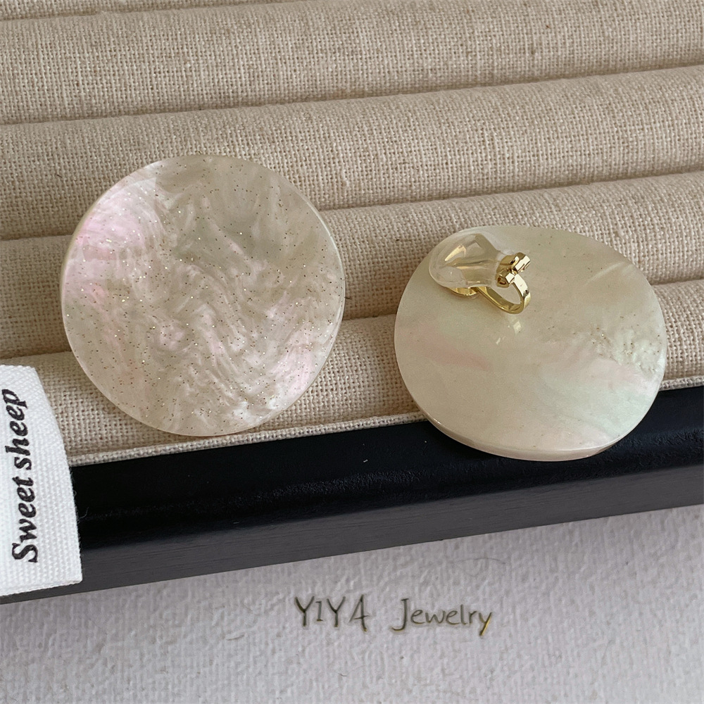 이어클립 스타일 오프화이트