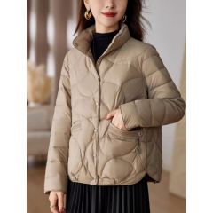ショートタイプの軽薄ダウン綿服の女性の綿入れの上着の新型の小さい子はファッションの洋風の保温の綿入れの上着に合わせます。