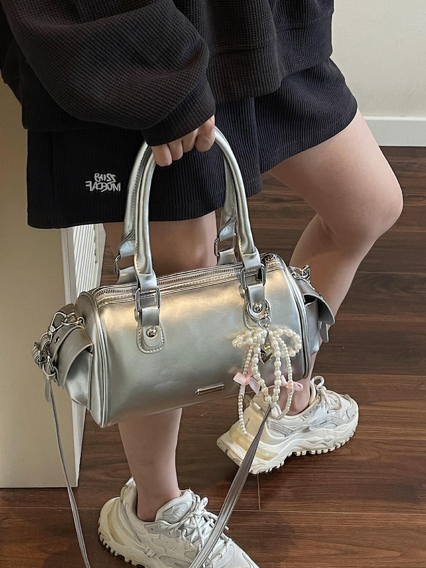 Versión coreana del bolso pequeño de mano súper caliente para mujer 2025 nuevo bolso de hombro de diseño de nicho bolso de mensajero popular de verano