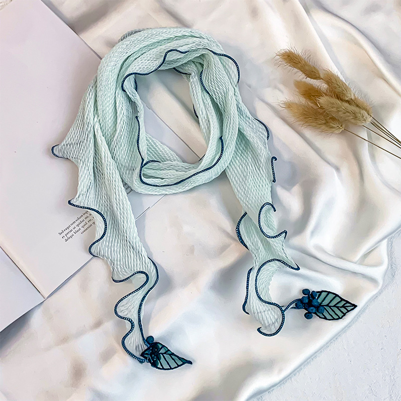 Bufanda triangular babero femenino nuevo estilo bufanda de seda plisada de todo fósforo sentido de alta calidad colgante de hoja pequeña bufanda de cuello bufanda decorativa