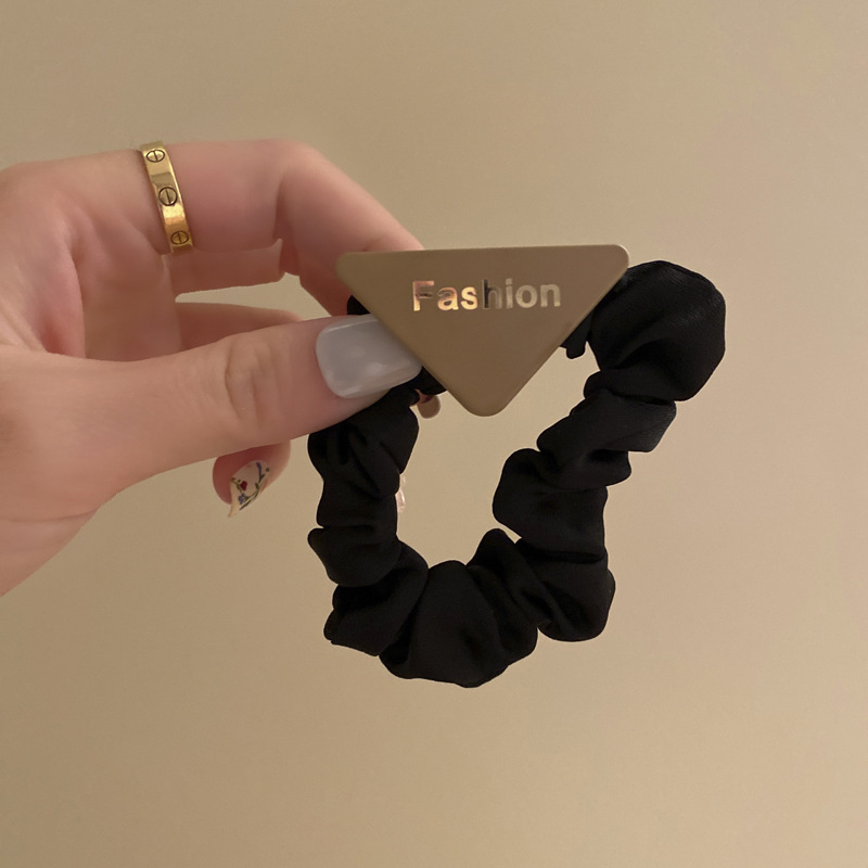 Corea del Sur triángulo letra intestino grueso banda de pelo verano simple lazo pelo negro banda de goma Cola de caballo cabeza de bola aleación accesorios para el cabello