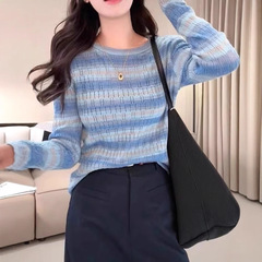 秋冬の優しい風の気質の底のシャツのネットの赤いファッションのドーパミンのストライプのニットの女性の中で小さい大衆の上着を掛けます。