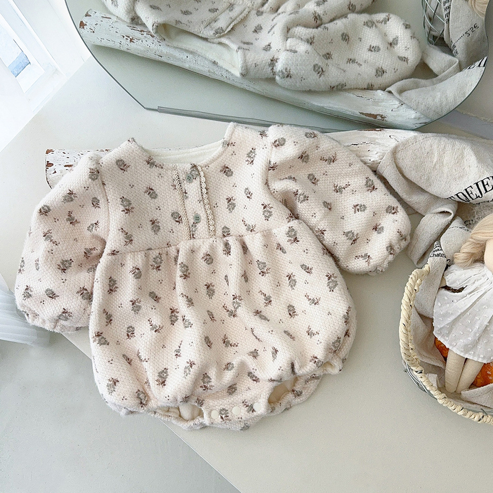 Ropa de bebé, modelos de otoño e invierno, mameluco triangular de manga larga, mono floral dulce, bebé femenino de estilo occidental más abrigo de terciopelo