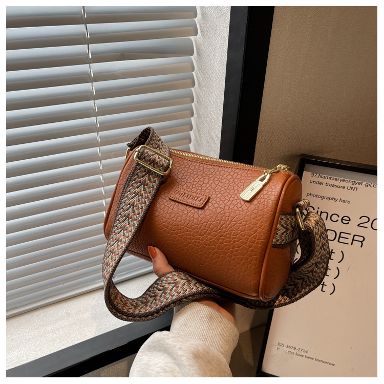 2024 Nuova borsa piccola popolare per le donne in autunno e inverno, borsa a tracolla a banda larga alla moda versatile, borsa a cuscino rossa Internet_voghion.com