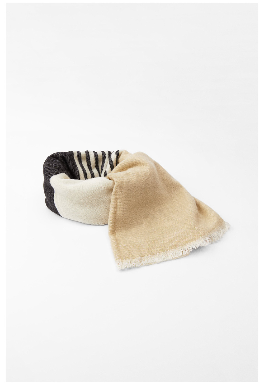 Novo cachecol xadrez feminino em imitação de cashmere com blocos de cores cáqui e nude, com bordas desfiadas, ideal para outono e inverno. Tamanho ampliado._voghion.com