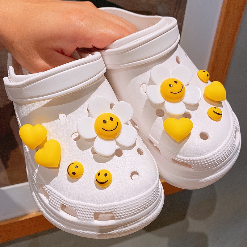 [In stock] smiley face flower hole shoes accessories diy shoe buckle cros decorative buckle Sesame Street shoe flower accessories