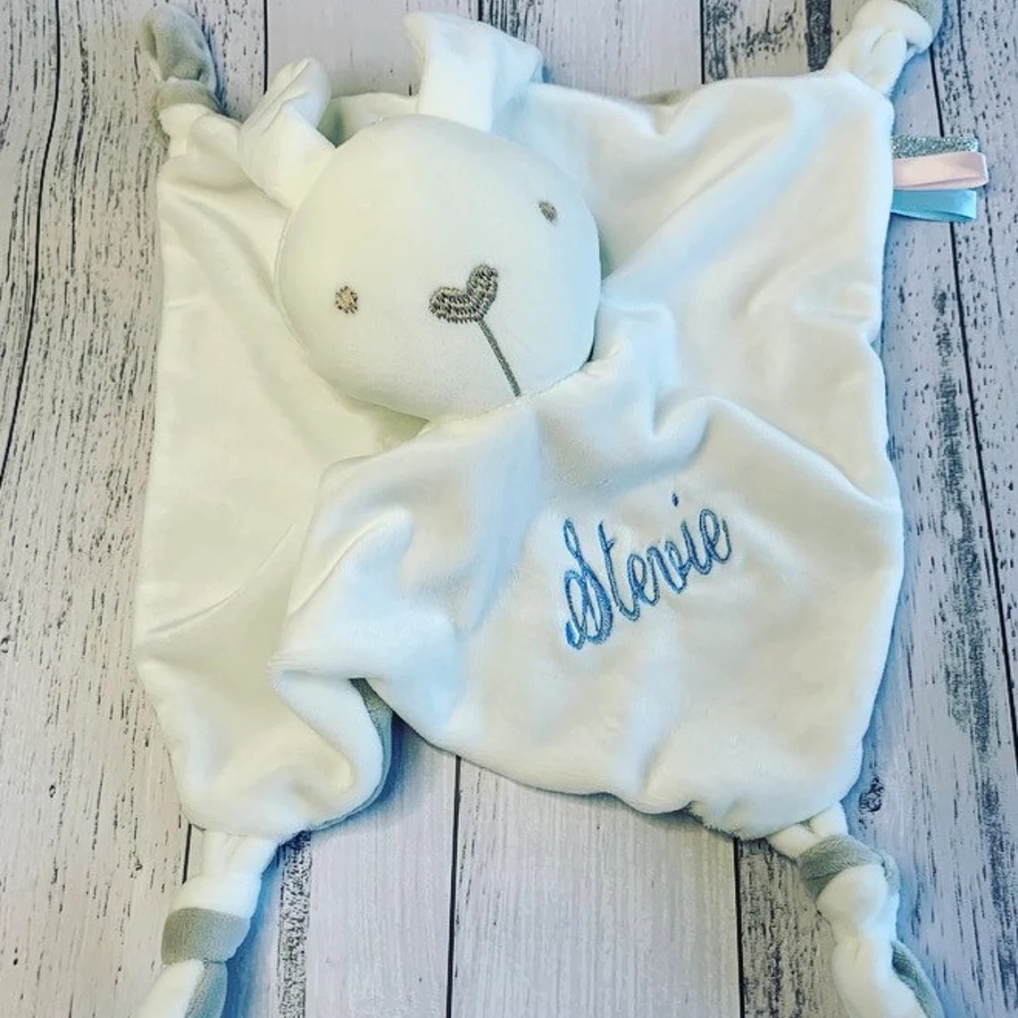 刺繍の象のウサギの乳幼児はタオルをなでます。