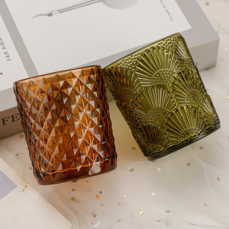 Vaso de vidrio de colores en stock, vaso de vidrio con relieve para velas, vaso de vidrio con rayas ámbar, vaso de vidrio con patrones verdes en stock