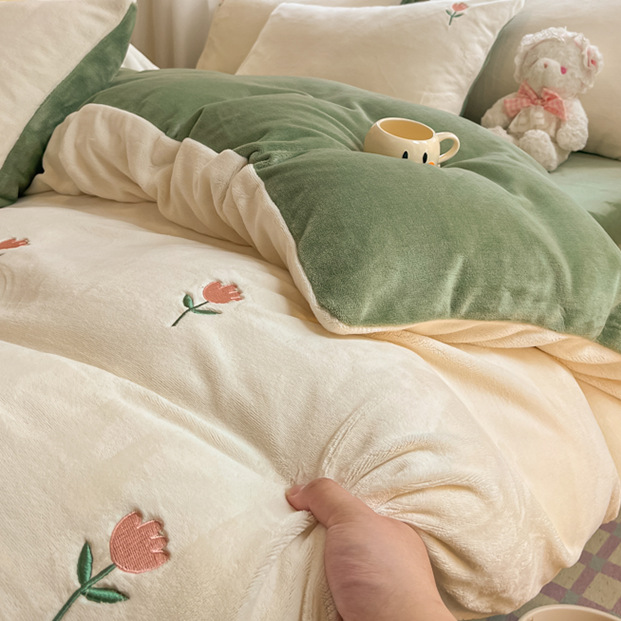 Tres o cuatro piezas de lana de leche gruesa de color sólido pequeño fresco doble invierno lana de coral doble cama de lana simple conjunto