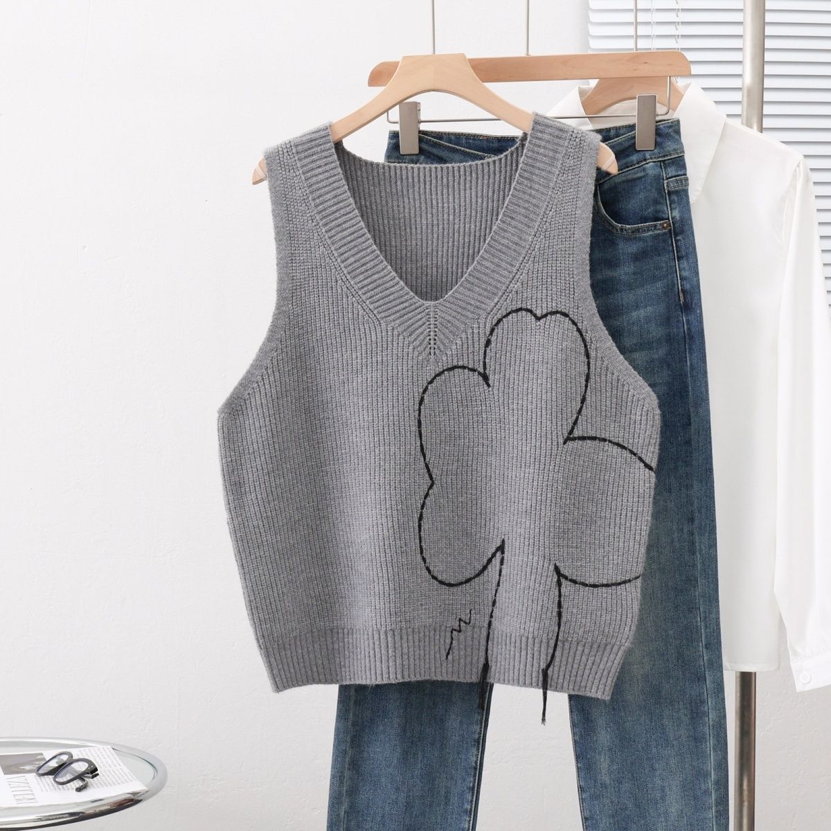 2025秋冬新款V领花朵针织马甲背心女韩版洋气宽松百搭显瘦外穿潮