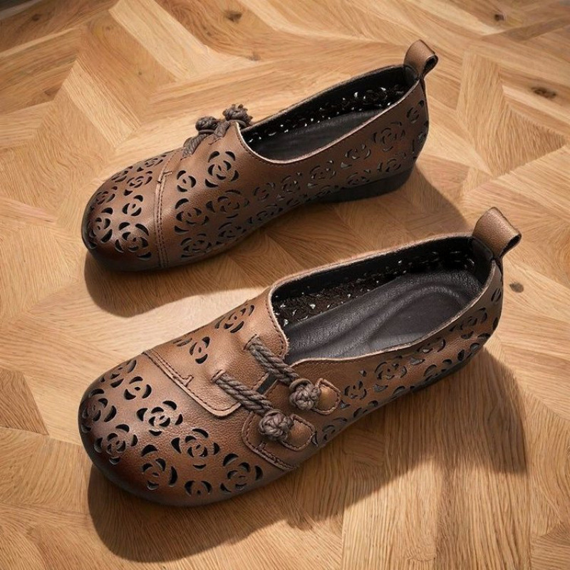 春夏款复古镂空透气软皮凉鞋批发中老年防滑洞洞鞋平底妈妈凉鞋