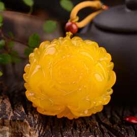 新中式鸡油黄牡丹花吊坠老蜜蜡玫瑰花琥珀项链毛衣链男女款车挂件