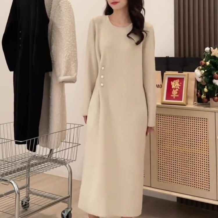 A 300-pound French-style long-sleeved dress for women in autumn and winter. Pair it with a round-neck base layer and a long skirt. 2