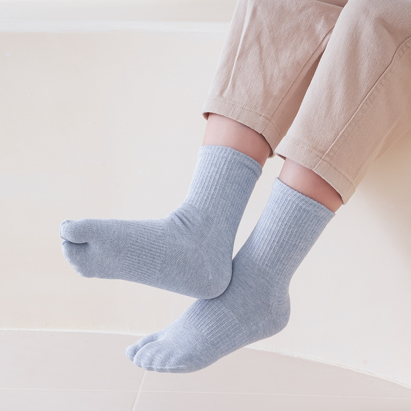 Two-finger macaron light blue