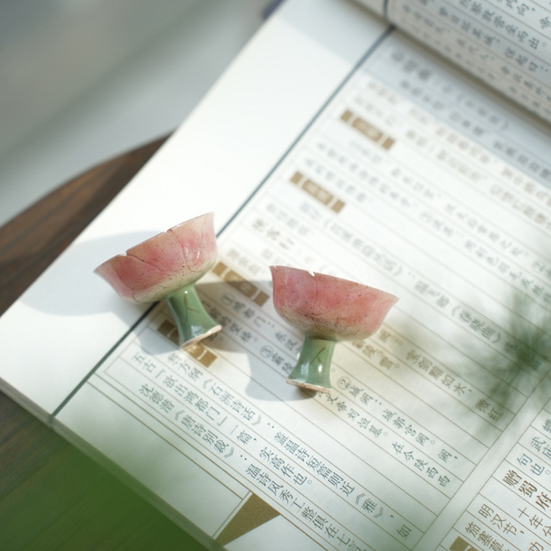 杭州博物館の冷蔵庫には影青釉薬の中の赤いサッカーカップがあります。|undefined