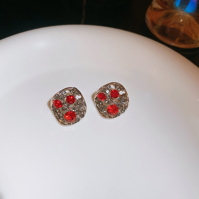 Pendientes de perlas asimétricas con cuernos de diamantes súper parpadeantes de plata Pendientes de nicho de viento frío femenino Pendientes de lujo ligero de alta calidad