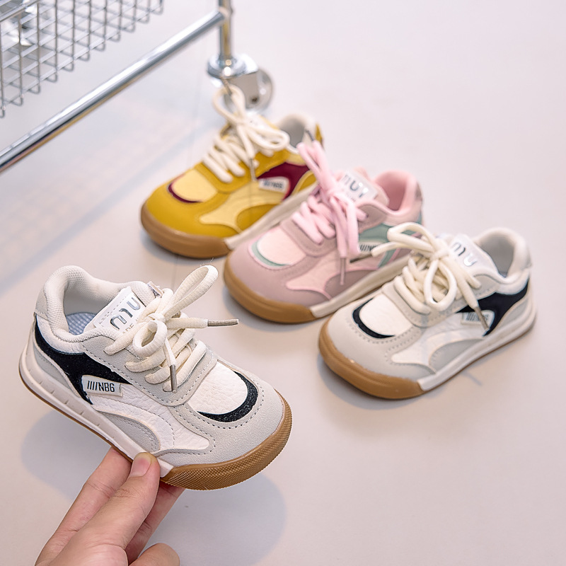 Zapatos deportivos infantiles para niños Zapatos de entrenamiento para niños 2025 primavera y otoño zapatos de carreras zapatos de cuero zapatos para niños pequeños y medianos en stock